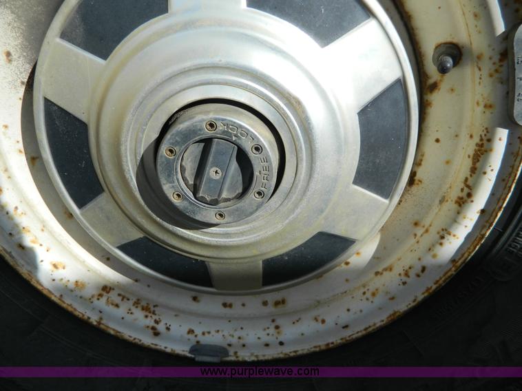 image for item H2477 1988 GMC Suburban 2500 SUV