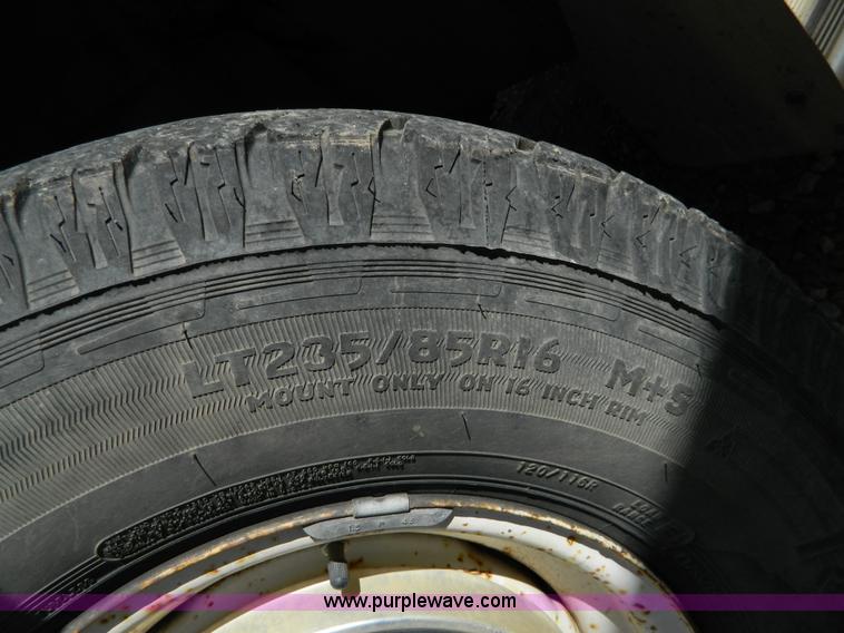 image for item H2477 1988 GMC Suburban 2500 SUV