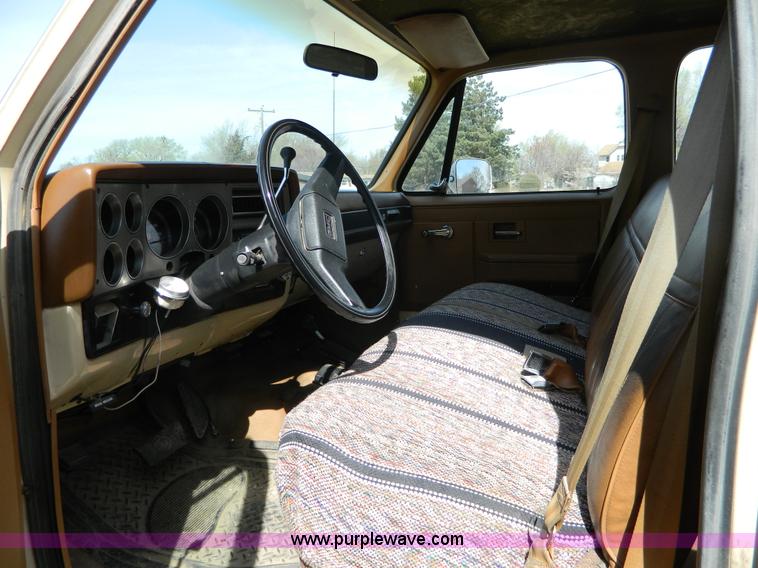 image for item H2477 1988 GMC Suburban 2500 SUV