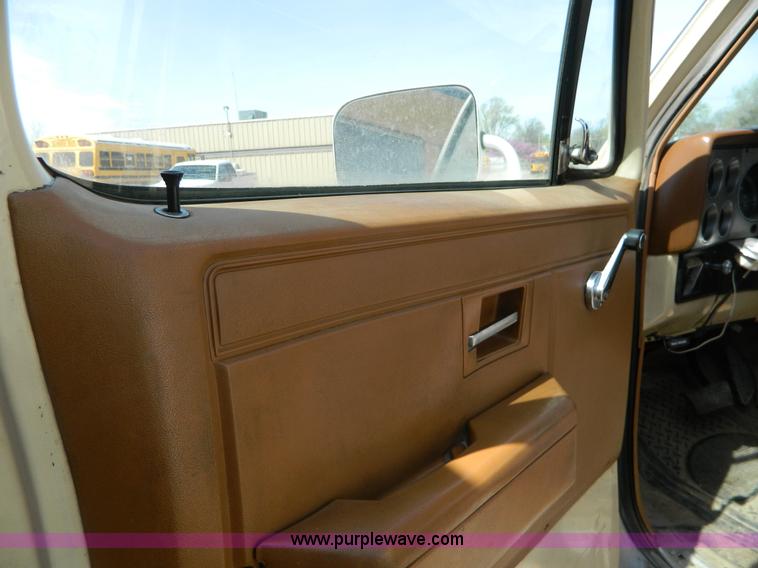 image for item H2477 1988 GMC Suburban 2500 SUV