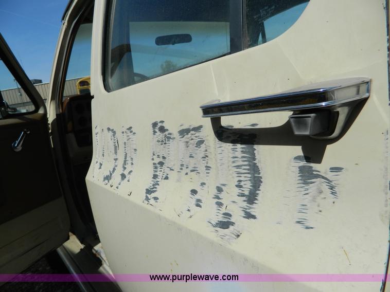 image for item H2477 1988 GMC Suburban 2500 SUV