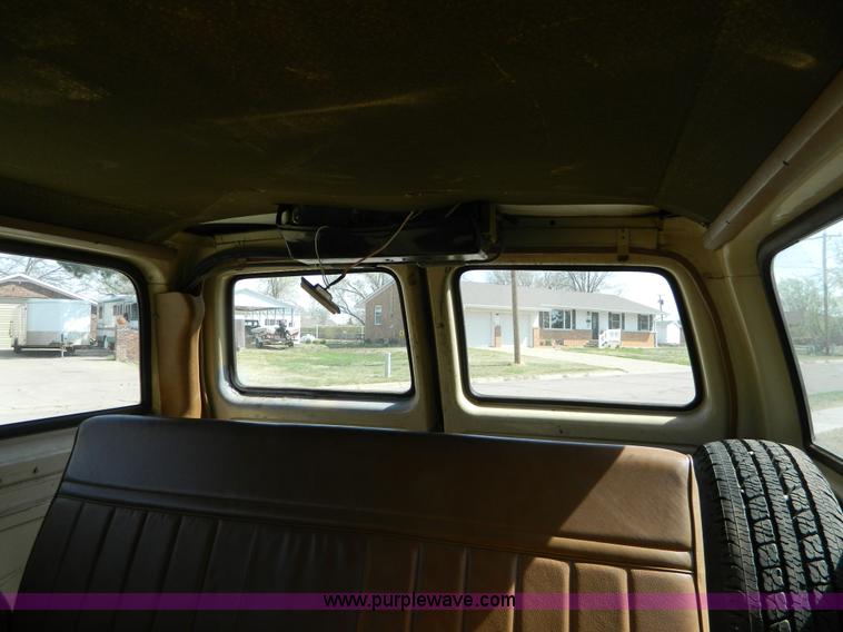 image for item H2477 1988 GMC Suburban 2500 SUV