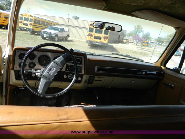 image for item H2477 1988 GMC Suburban 2500 SUV