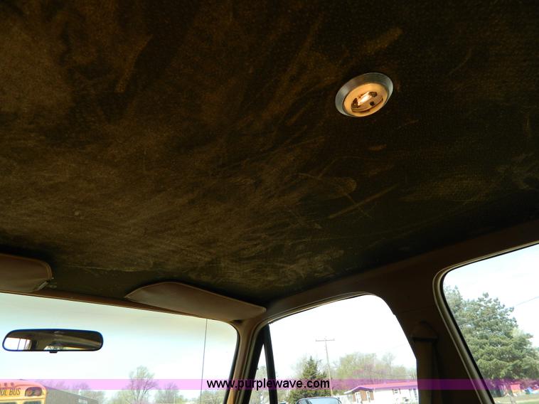 image for item H2477 1988 GMC Suburban 2500 SUV