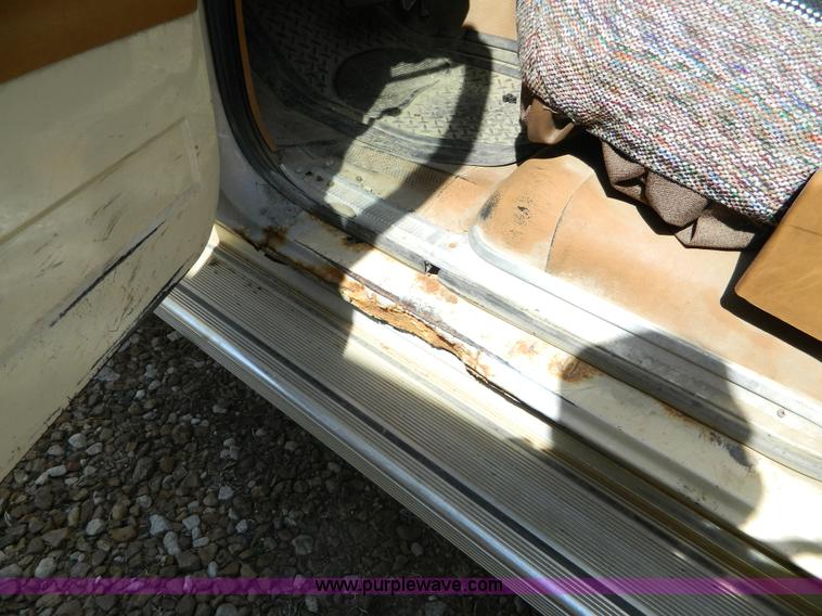 image for item H2477 1988 GMC Suburban 2500 SUV