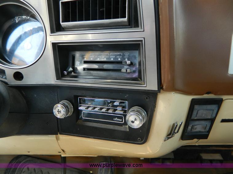 image for item H2477 1988 GMC Suburban 2500 SUV