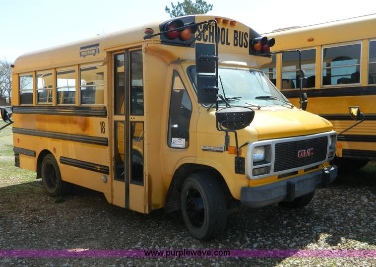 image for item H2479 1993 GMC G3500 Magnavan bus