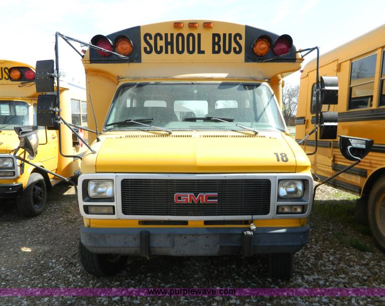 image for item H2479 1993 GMC G3500 Magnavan bus