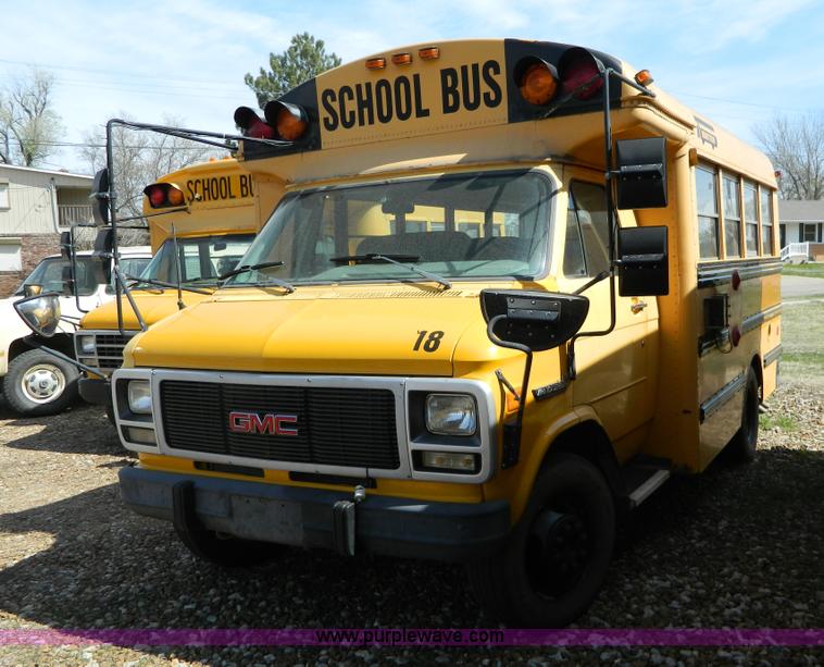image for item H2479 1993 GMC G3500 Magnavan bus
