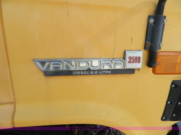 image for item H2479 1993 GMC G3500 Magnavan bus