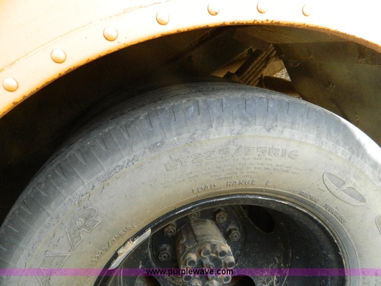 image for item H2479 1993 GMC G3500 Magnavan bus