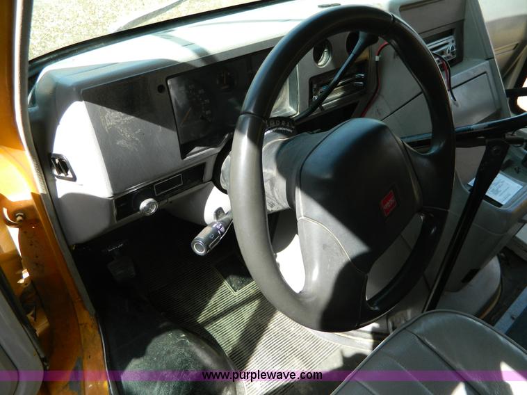image for item H2479 1993 GMC G3500 Magnavan bus