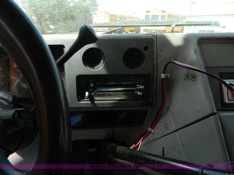 image for item H2479 1993 GMC G3500 Magnavan bus