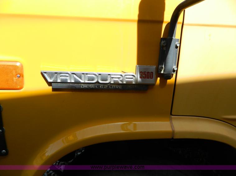 image for item H2479 1993 GMC G3500 Magnavan bus