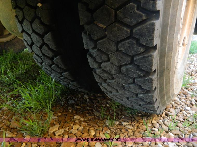 image for item H2480 1995 Ford B700 school bus