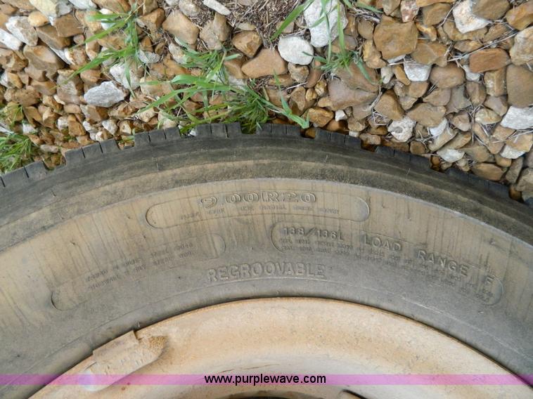 image for item H2480 1995 Ford B700 school bus