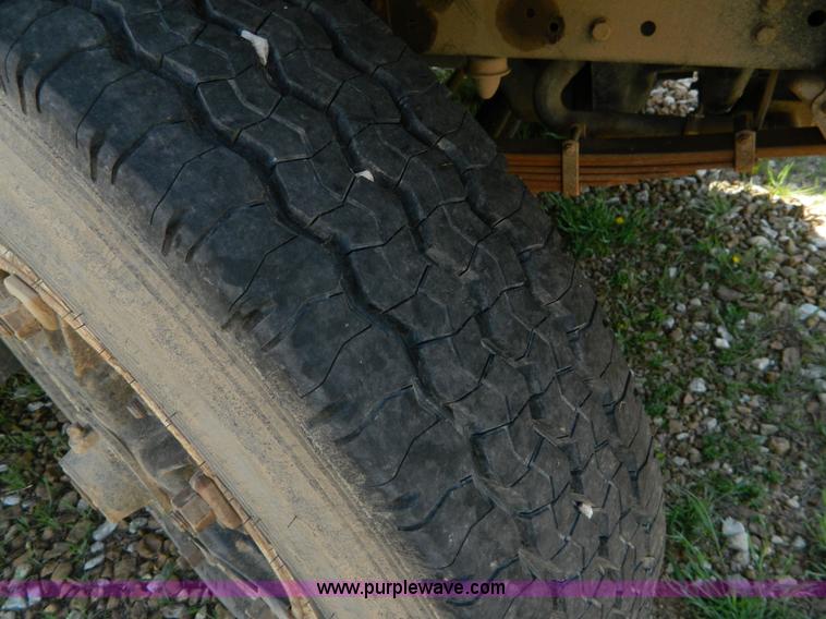 image for item H2480 1995 Ford B700 school bus