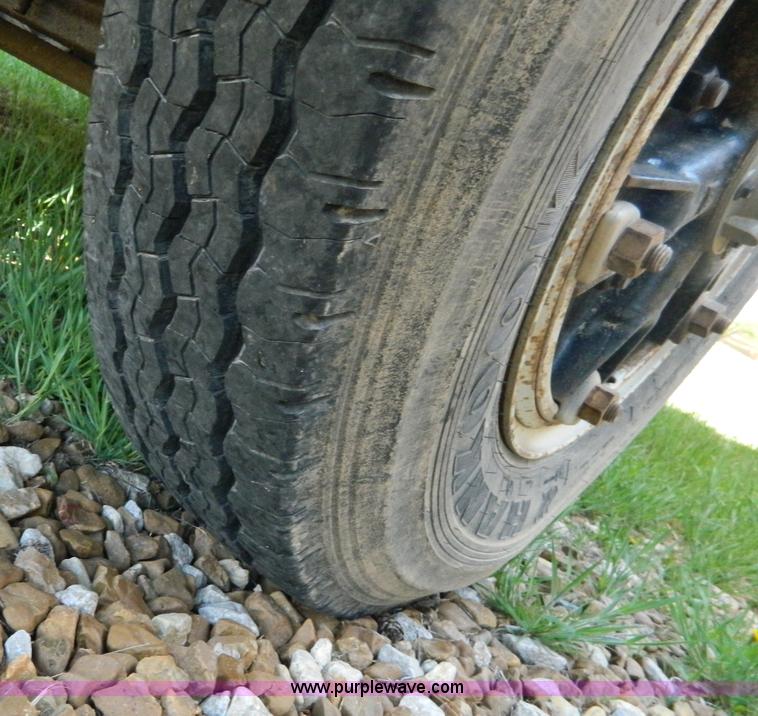 image for item H2480 1995 Ford B700 school bus