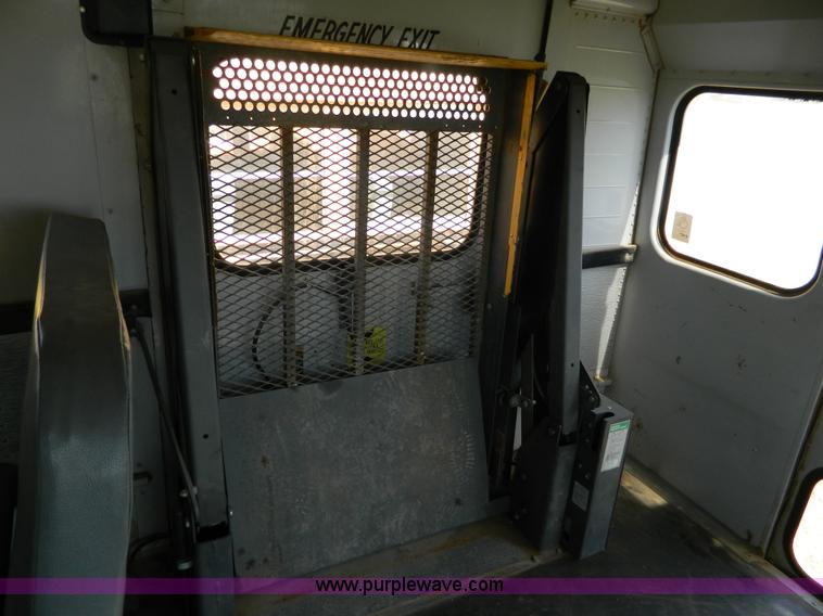 image for item H2480 1995 Ford B700 school bus