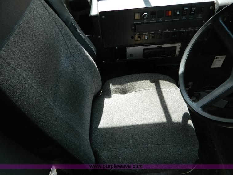 image for item H2480 1995 Ford B700 school bus