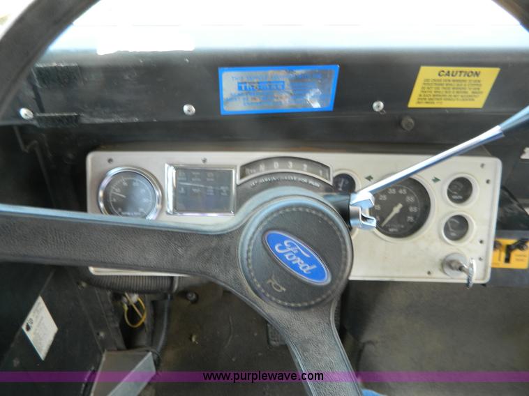 image for item H2480 1995 Ford B700 school bus