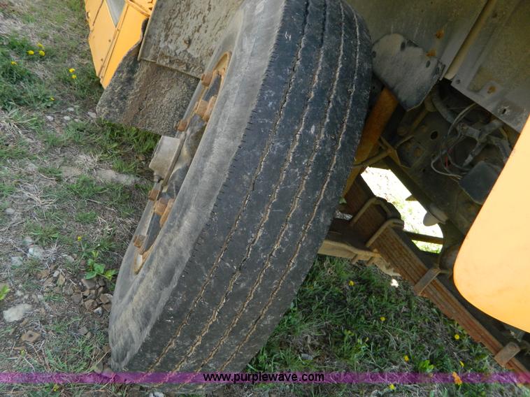 image for item H2481 1993 Ford B700 school bus