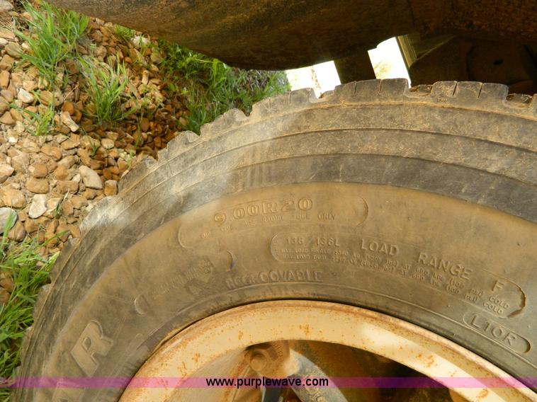 image for item H2481 1993 Ford B700 school bus