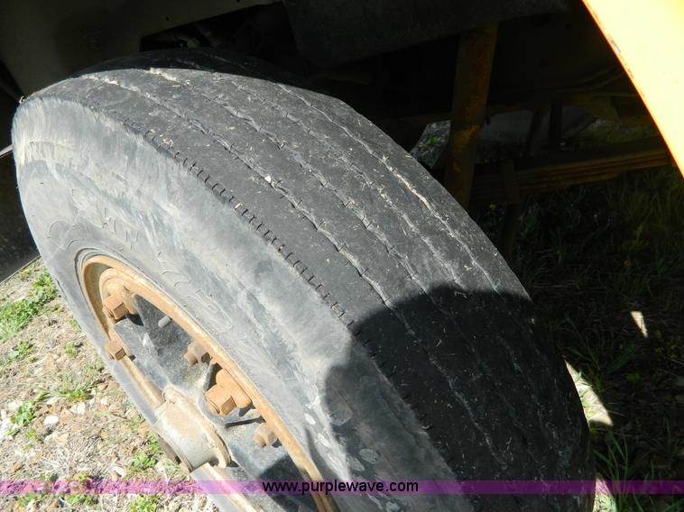 image for item H2481 1993 Ford B700 school bus