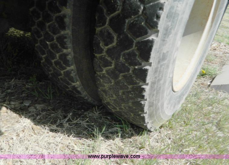 image for item H2481 1993 Ford B700 school bus