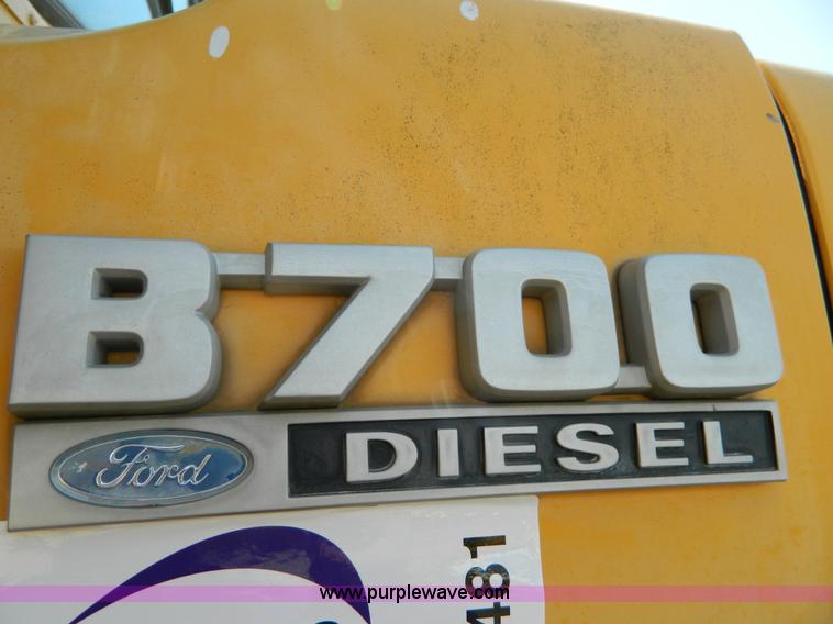 image for item H2481 1993 Ford B700 school bus