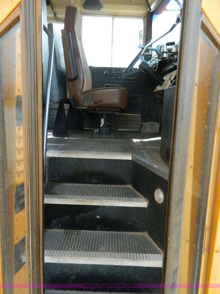 image for item H2481 1993 Ford B700 school bus