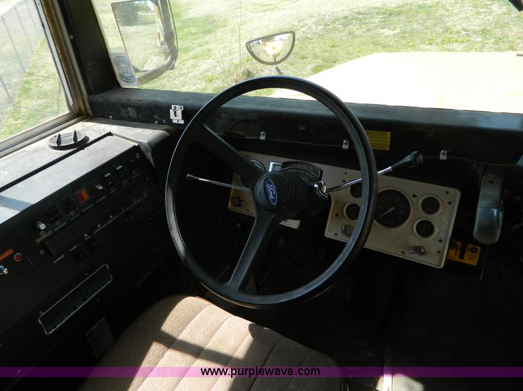 image for item H2481 1993 Ford B700 school bus