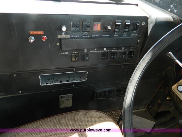 image for item H2481 1993 Ford B700 school bus