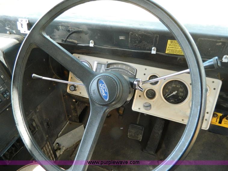 image for item H2481 1993 Ford B700 school bus