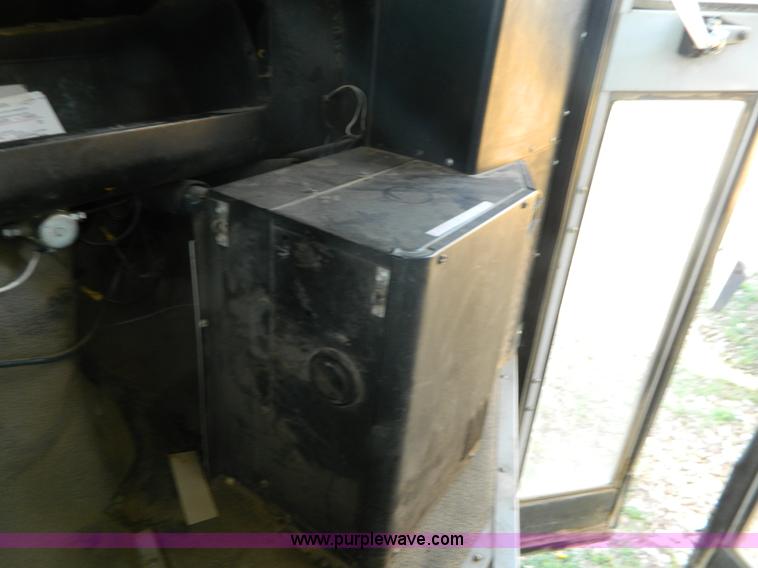 image for item H2481 1993 Ford B700 school bus