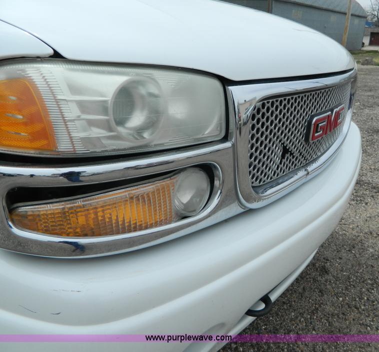 image for item H2482 2004 GMC Yukon Denali XL SVU