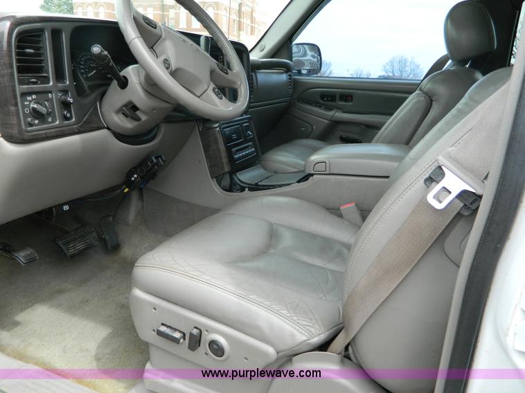 image for item H2482 2004 GMC Yukon Denali XL SVU