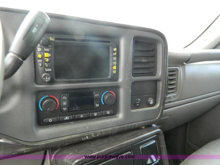 image for item H2482 2004 GMC Yukon Denali XL SVU