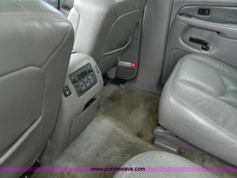 image for item H2482 2004 GMC Yukon Denali XL SVU