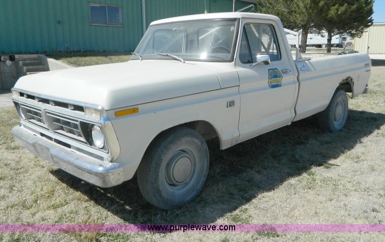 image for item H2488 1976 Ford F100 pickup truck