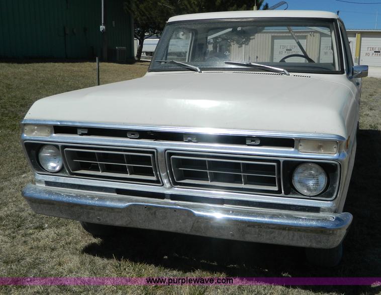 image for item H2488 1976 Ford F100 pickup truck