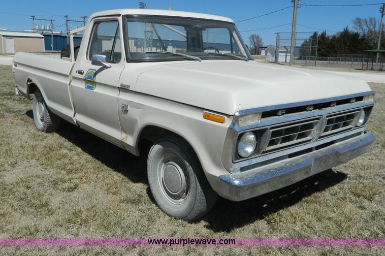 image for item H2488 1976 Ford F100 pickup truck