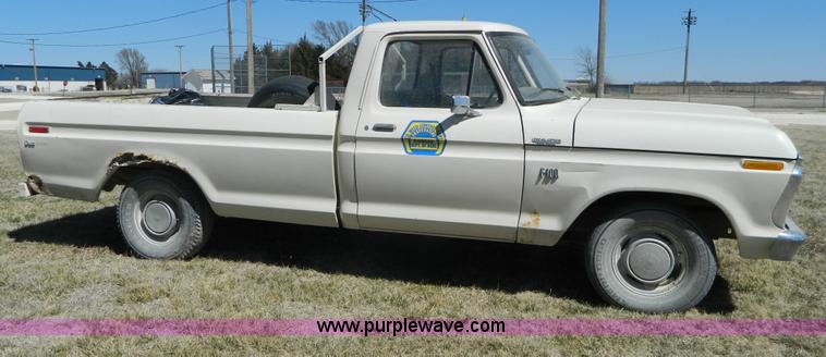 image for item H2488 1976 Ford F100 pickup truck