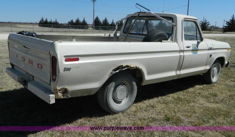 image for item H2488 1976 Ford F100 pickup truck