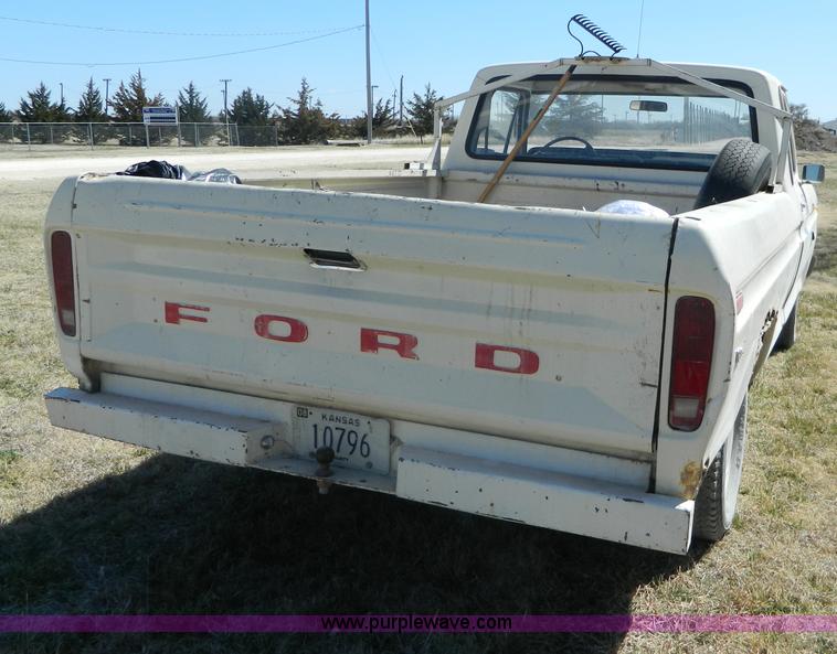 image for item H2488 1976 Ford F100 pickup truck