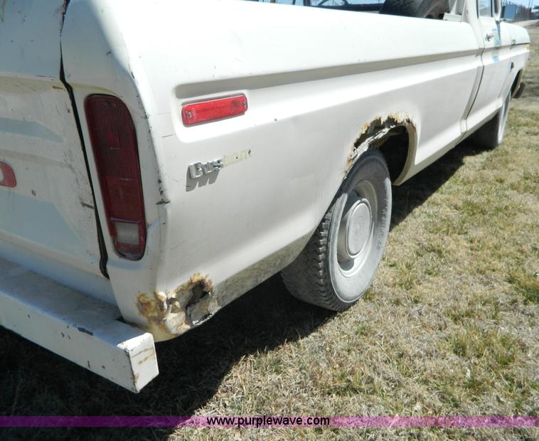 image for item H2488 1976 Ford F100 pickup truck