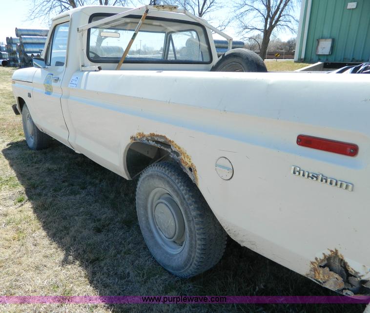 image for item H2488 1976 Ford F100 pickup truck