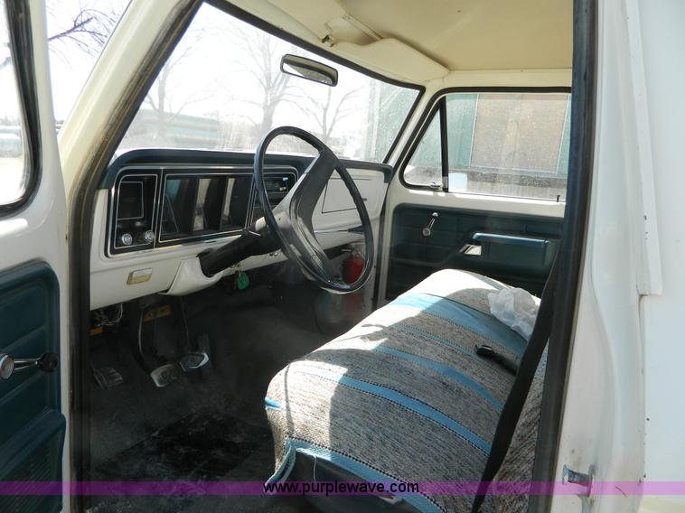 image for item H2488 1976 Ford F100 pickup truck