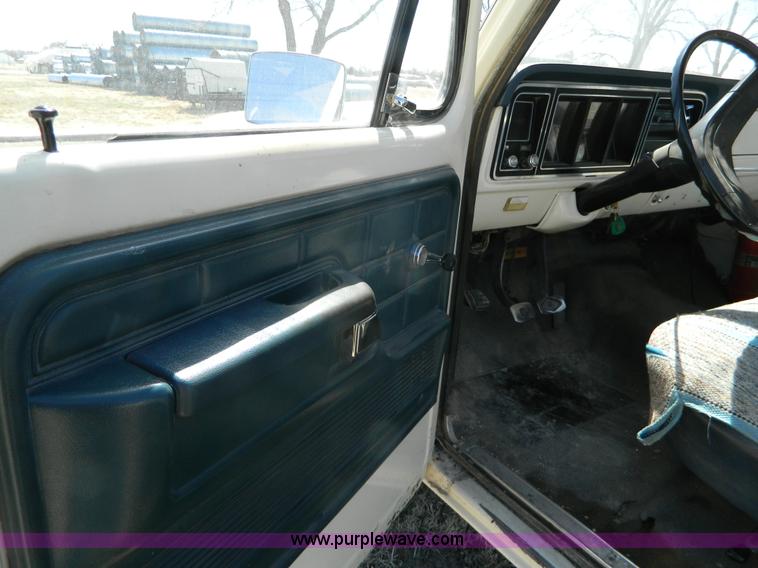 image for item H2488 1976 Ford F100 pickup truck