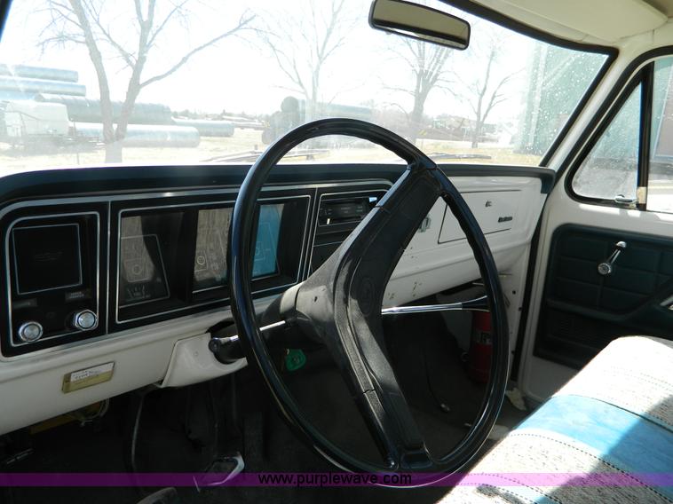 image for item H2488 1976 Ford F100 pickup truck